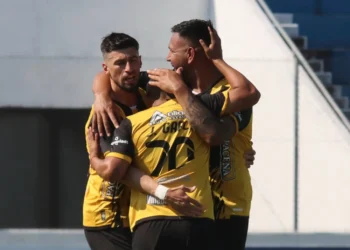 Los atigrados celebran el primer gol del partido este jueves en Entre Ríos (APG).
