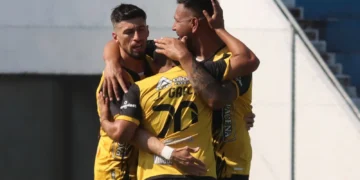 Los atigrados celebran el primer gol del partido este jueves en Entre Ríos (APG).