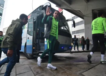 El capitán y zaguero de la Selección Boliviana, Luis Haquin, previo a una práctica de la Verde (APG).
