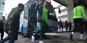 El capitán y zaguero de la Selección Boliviana, Luis Haquin, previo a una práctica de la Verde (APG).