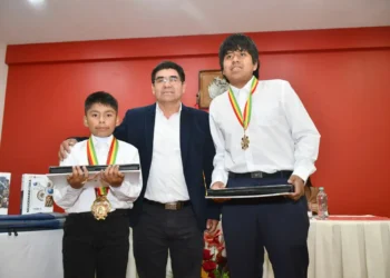 Los dos estudiantes condecorados con el ministro de Educación. Foto: Ministerio de Educación.
