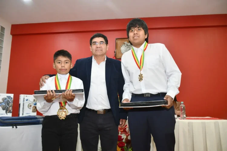 Los dos estudiantes condecorados con el ministro de Educación. Foto: Ministerio de Educación.