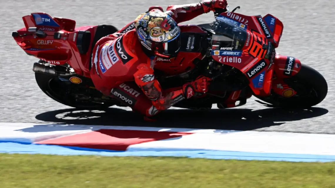 Marc Márquez conduce su motocicleta durante la sesión de entrenamientos del Gran Premio de Japón. (FOTO: AFP)