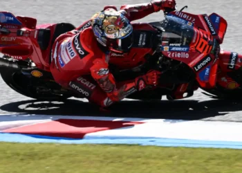 Marc Márquez conduce su motocicleta durante la sesión de entrenamientos del Gran Premio de Japón. (FOTO: AFP)