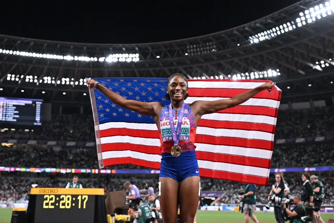 La estadounidense estadounidense Melissa Jefferson-Wooden celebra con la bandera de su país (AFP)