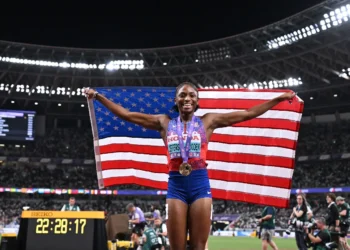 La estadounidense estadounidense Melissa Jefferson-Wooden celebra con la bandera de su país (AFP)