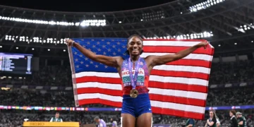 La estadounidense estadounidense Melissa Jefferson-Wooden celebra con la bandera de su país (AFP)