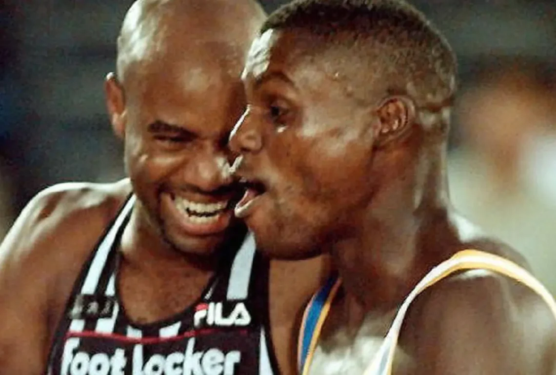 Mike Powell (izquierda) felicita a Carl Lewis (derecha) después de la final de salto largo. (FOTO: AFP)