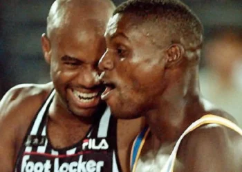 Mike Powell (izquierda) felicita a Carl Lewis (derecha) después de la final de salto largo. (FOTO: AFP)