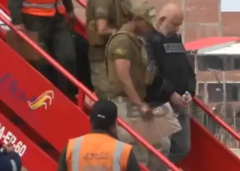 El exministro Arturo Murillo baja del avión que lo trasladó desde Santa Cruz.
Captura Btv.