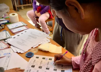 Una electora en la jornada de las elecciones judiciales. (Foto: ABI)