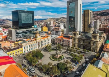 Plaza Murillo, corazón político de Bolivia, con el Palacio Quemado, y los edificios de la Asamblea Legislativo y la Casa Grande del Pueblo. Foto: Archivo.