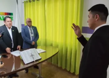 El fiscal general del Estado, Roger Mariaca posesiona al nuevo fical departamental de Beni, Alexander Mendoza.
Foto: Captura FGE