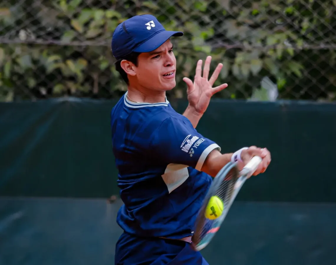 El tenista cruceño Juan Carlos Prado en plena competencia.