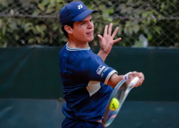El tenista cruceño Juan Carlos Prado en plena competencia.