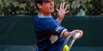 El tenista cruceño Juan Carlos Prado en plena competencia.