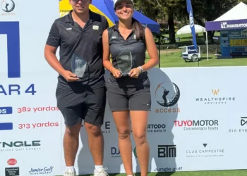 Vicente Quiroga y Mara Dajer posan con sus trofeos respectivos.