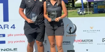 Vicente Quiroga y Mara Dajer posan con sus trofeos respectivos.