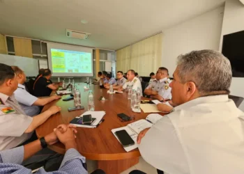 Autoridades del Ministerio de Defensa y las Fuerzas Armadas se reunieron. Foto: Ministerio de Defensa.
