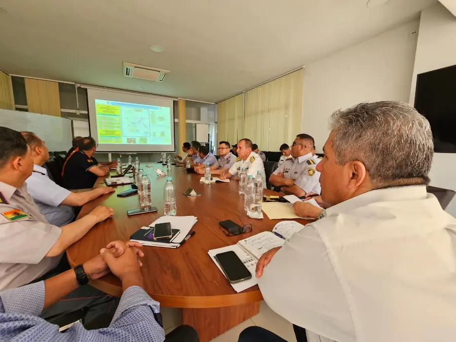 Autoridades del Ministerio de Defensa y las Fuerzas Armadas se reunieron. Foto: Ministerio de Defensa.