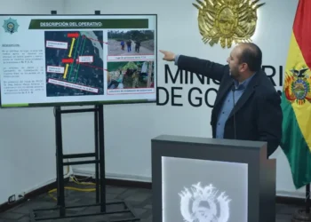 El ministro de Gobierno, ROberto Ríos, explica sobre el operativo que derivó en la aprehensión del exviceministro Felipe Cáceres.
Foto: APG