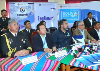 Varias autoridades participaron en el acto de aniversario del Senamhi. Foto: Senamhi Bolivia.