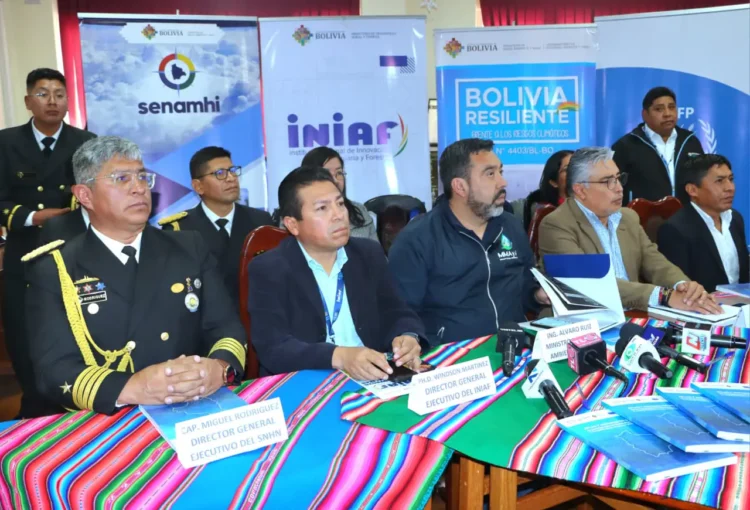 Varias autoridades participaron en el acto de aniversario del Senamhi. Foto: Senamhi Bolivia.