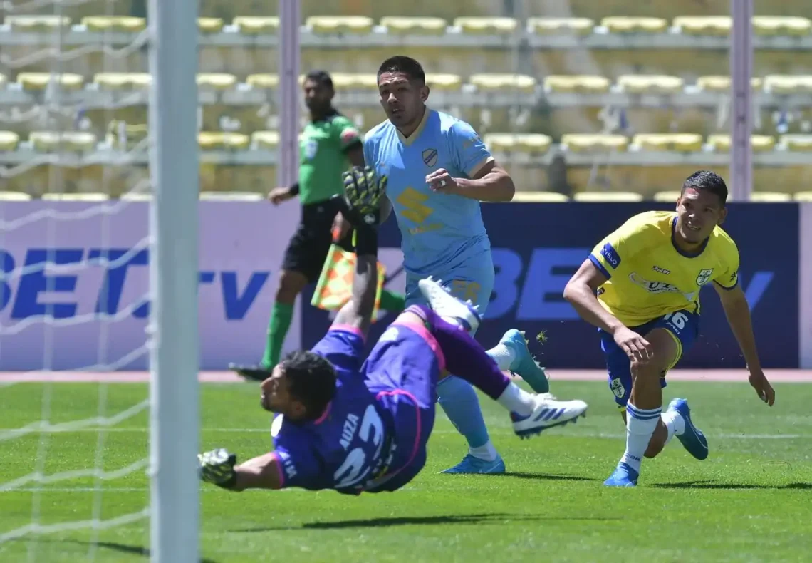 Momento preciso del gol de Erwin Saavedra, quien ya mandó el balón a la red de ABB, cuyos integrantes no pudieron evitarlo (ABB).