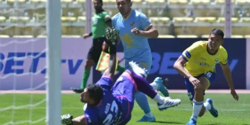 Momento preciso del gol de Erwin Saavedra, quien ya mandó el balón a la red de ABB, cuyos integrantes no pudieron evitarlo (ABB).