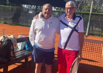 El tenista boliviano Fernando Sattori (der.) posa junto a otro competidor en Montevideo (Fernando Sattori).
