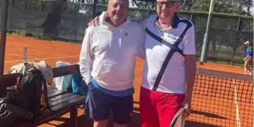 El tenista boliviano Fernando Sattori (der.) posa junto a otro competidor en Montevideo (Fernando Sattori).