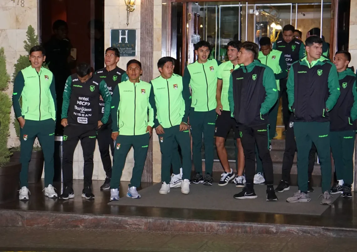 Los jugadores de la Selección Boliviana en el banderazo de anoche (APG).
