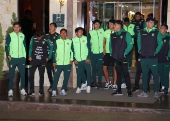 Los jugadores de la Selección Boliviana en el banderazo de anoche (APG).