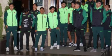 Los jugadores de la Selección Boliviana en el banderazo de anoche (APG).