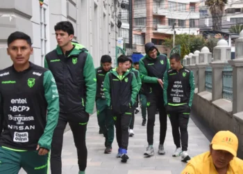 La Selección Boliviana durante la jornada del día del peatón rumbo al gimnasio, cerca de la concentración (DED).