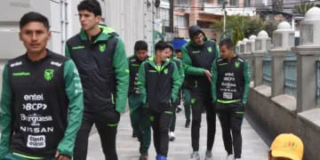 La Selección Boliviana durante la jornada del día del peatón rumbo al gimnasio, cerca de la concentración (DED).