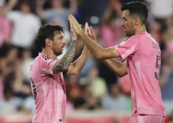 Sergio Busquets festejando con Lionel Messi. (FOTO: AFP)