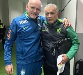 Claudio Taffarel, ex arquero de la selección brasileña de 1993 y Marco Etcheverry, ídolo del fútbol boliviano se tomaron una foto en El Alto (Marco Etcheverry).