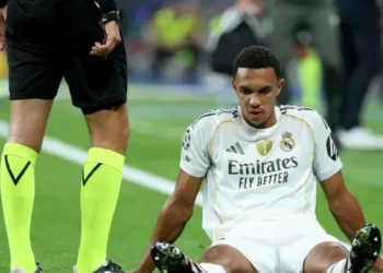 Trent Alexander-Arnold permanece sentado en el césped tras lesionarse. (FOTO: AFP)
