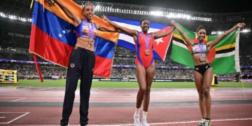 El podio de salto triple en el mundial de atletismo en la capital nipona (AFP).