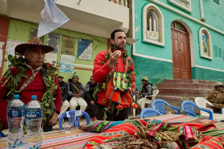 Juan Pablo Velasco comparte un apthapi en Amarete, Charazani. Foto: JP Velasco