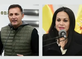 Los exministros Luis Fernando López y Roxana Lizárraga.