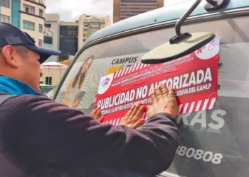 El transporte público y privado están exentos de ley que prohíbe publicidad en vehículos. FOTO: GAMLP