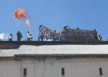 Reos amotinados en el techo del penal de San Pedro, en La Paz.
Foto: APG