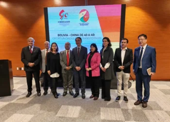 Algunos asistentes junto con el embajador de China Wang Lían (Foto: Eduardo Silva)
