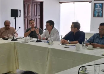 Rodrigo Paz Pereira y su equipo en instalaciones de Anapo. Foto: Anapo.