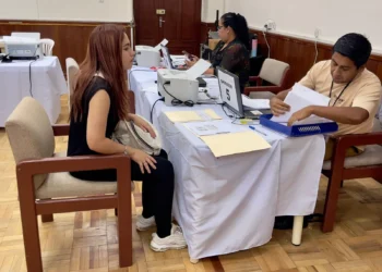 Una ciudadana realiza el trámite respectivo en el TED Tarija.