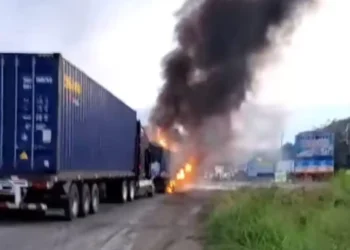 Los vehículos se incendiaron luego del choque/RRSS