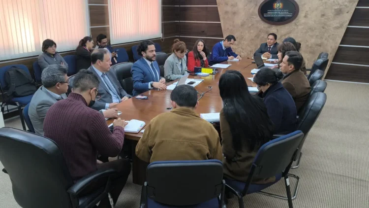 Reunión entre el Viceministerio de Defensa del Consumidor y representantes de Cifabol. FOTO: VDDUC
