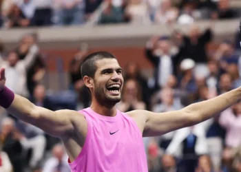 Carlos Alcaraz celebra la victoria en la final del US Open. (FOTO: AFP)